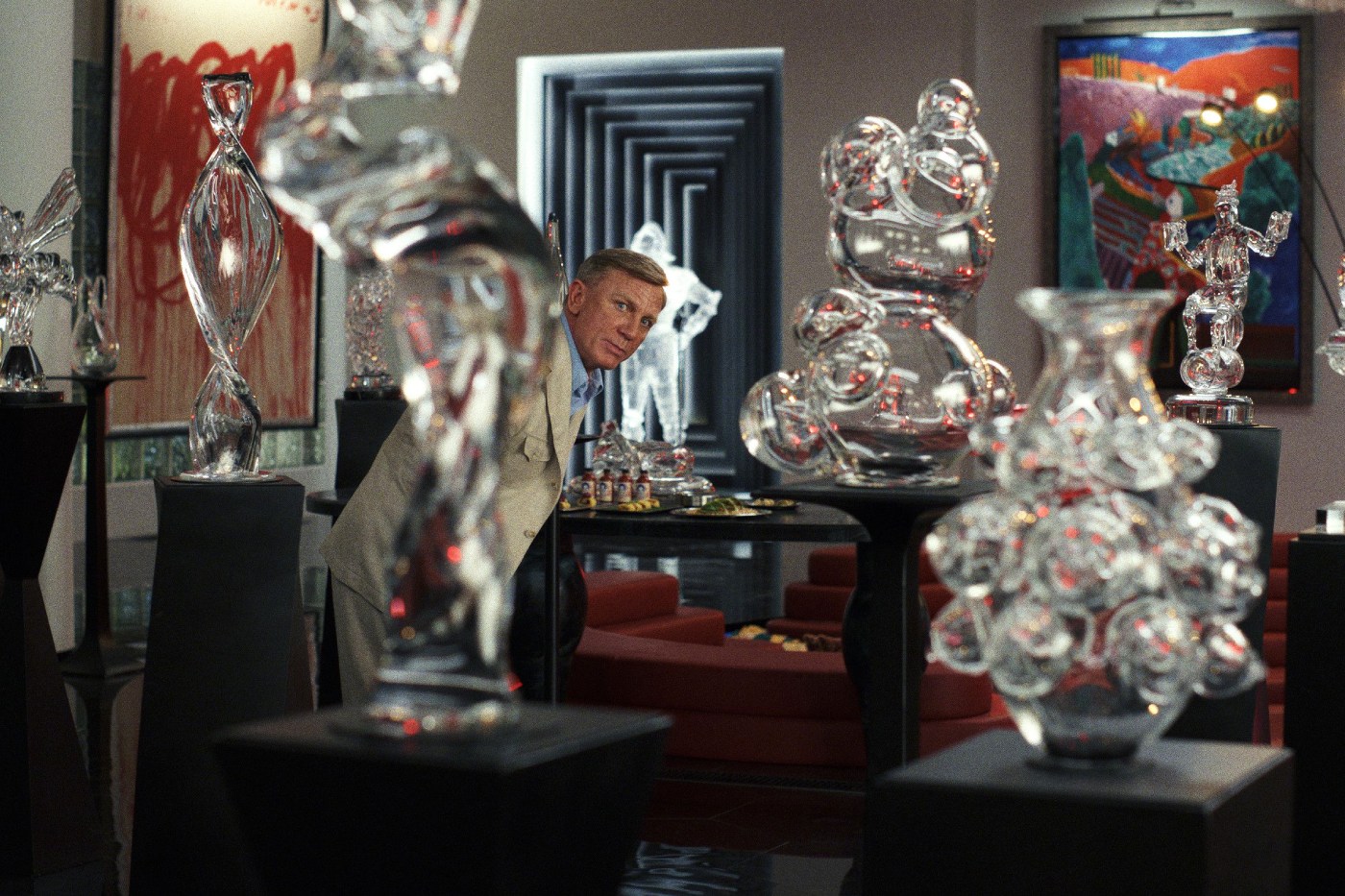 Daniel Craig amid Czech glass sculptures made by Jiří Pačinek in Glass Onion (2022)