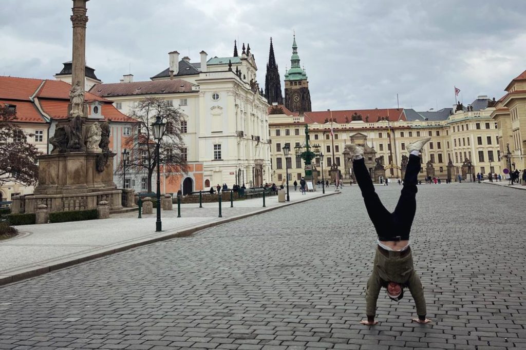 Aaron Taylor-Johnson in front of Prague Castle. Photo: Instagram / Aaron Taylor-Johnson