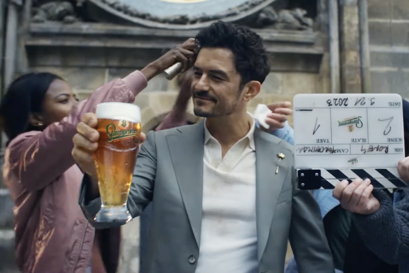 Orlando Bloom chválí české pivo v nové reklamě na pražský pivovar Staropramen