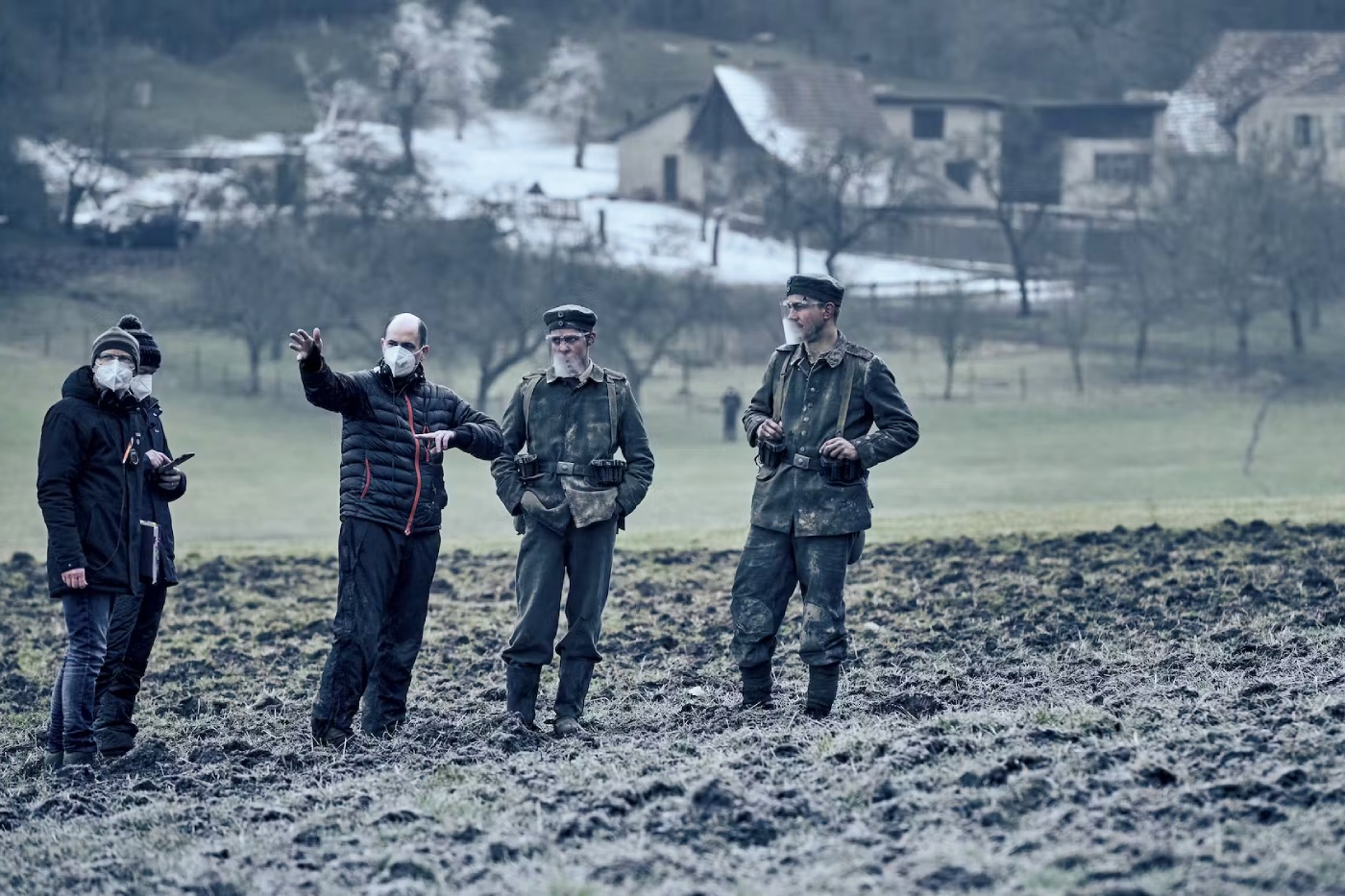 Director Edward Berger with actors Felix Kammerer and Albrecht Schuch behind the scenes on All Quiet on the Western Front (2023). Photo: Netflix / Reiner Bajo