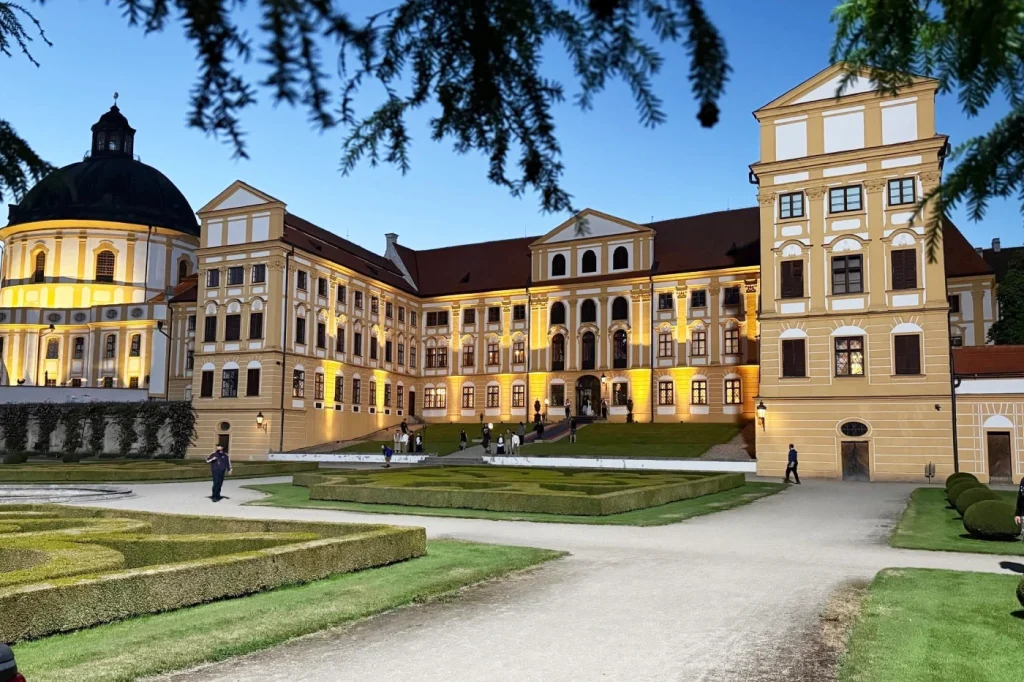 Production of The Remarried Empress at Jaroměřice nad Rokytnou Castle via Facebook / Aace Kim, hel yah via fur