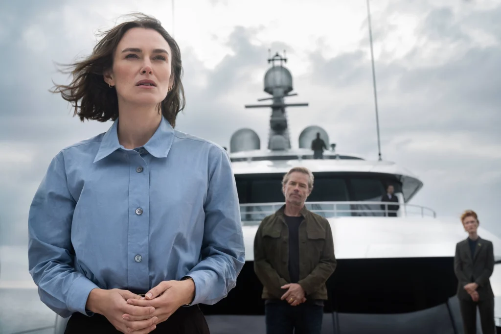 Keira Knightley, Guy Pearce, and Parisa Taghizadeh in The Woman in Cabin 10 (2025)