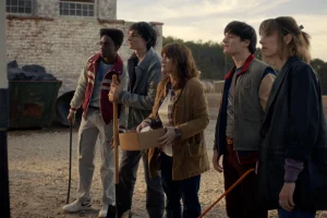Caleb McLaughlin, Finn Wolfhard, Winona Ryder, Noah Schnapp, and Maya Hawke in Stranger Things (2016)