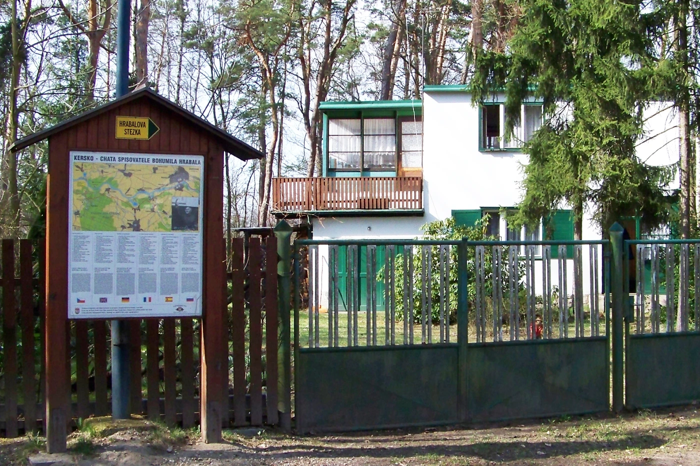 Bohumil Hrabal's cottage in Kersko courtesy Wikimedia Commons / ŠJů