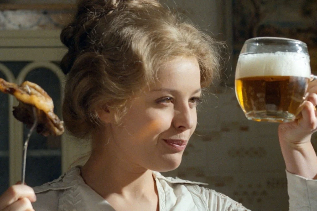 Magda Vášáryová in Cutting it Short (1984)